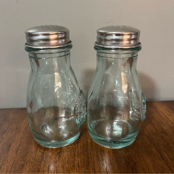 salt and pepper shaker made from recycled glass with a stainless steel lid. - Picture 2 of 9